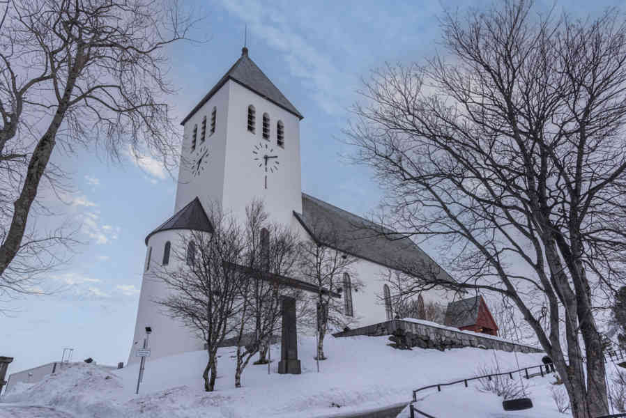Noruega - islas Lofoten 030 - Svolvaer - iglesia de Svolvaer.jpg